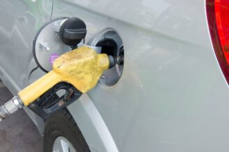 ¿Subirá la bencina? Lo que se proyecta para el precio de los combustibles este agosto