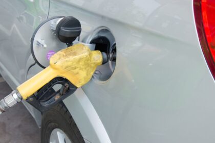 ¿Subirá la bencina? Lo que se proyecta para el precio de los combustibles este agosto