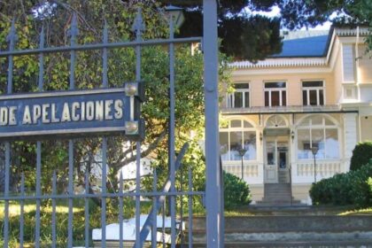 Corte ordena a universidad entregar título a estudiante con deuda millonaria