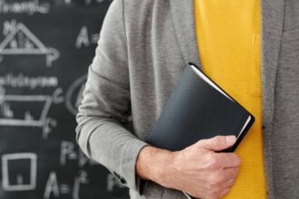 Profesores chilenos podrán postular para trabajar en Estados Unidos con sueldos desde $3 millones