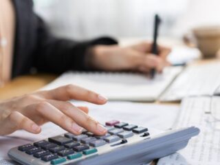 Ministerio de Hacienda abre cinco ofertas laborales en la Metropolitana y Biobío con sueldos de hasta $3 millones