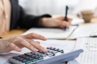 Ministerio de Hacienda abre cinco ofertas laborales en la Metropolitana y Biobío con sueldos de hasta $3 millones