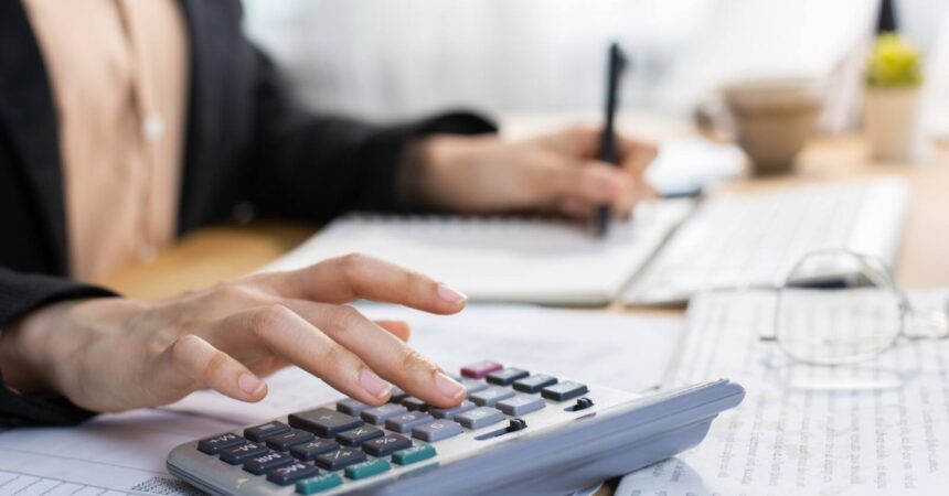 Ministerio de Hacienda abre cinco ofertas laborales en la Metropolitana y Biobío con sueldos de hasta $3 millones