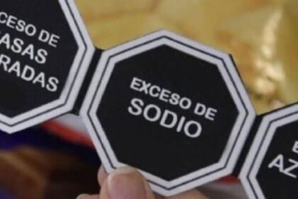 Empresas alimentarias presentan recursos contra Minsal por frase "evita su consumo" en productos con sellos