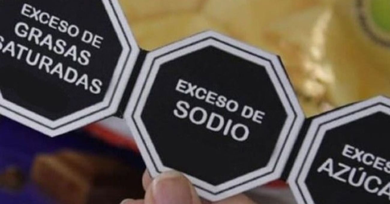 Empresas alimentarias presentan recursos contra Minsal por frase "evita su consumo" en productos con sellos