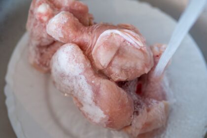 Chef Carlos Maldonado revela el error fatal que cometen las personas al descongelar alimentos
