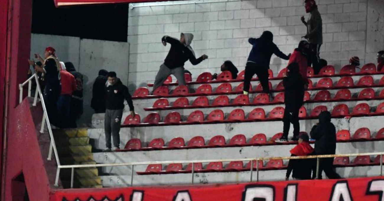 19 chilenos heridos y 97 detenidos tras violentos enfrentamientos entre hinchas en Argentina