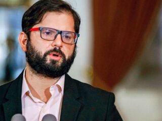 Boric instruye a Elizalde viajar a Argentina tras ataque a hinchas de la U que dejó 15 heridos y 97 detenidos