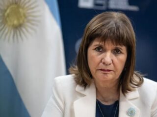 Ministra argentina exige "expulsión y prohibición de reingreso" para hinchas chilenos tras violentos incidentes en Avellaneda
