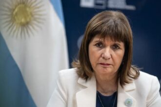 Ministra argentina exige "expulsión y prohibición de reingreso" para hinchas chilenos tras violentos incidentes en Avellaneda