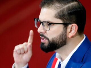 Boric condena ataque a hinchas de la "U" en Avellaneda: "Nada justifica un linchamiento"