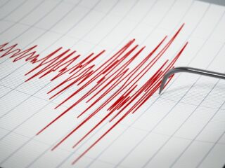 Evacúan zona de playa del Territorio Antártico tras sismo 7.6 y amenaza de tsunami
