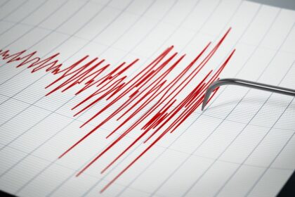 Evacúan zona de playa del Territorio Antártico tras sismo 7.6 y amenaza de tsunami