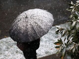 Nieve podría regresar a Santiago la tarde de este viernes: pronóstico de comunas y horarios