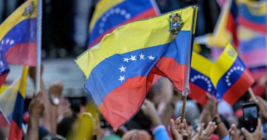 Venezuela libera a ocho opositores y otorga arresto domiciliario a otros cinco