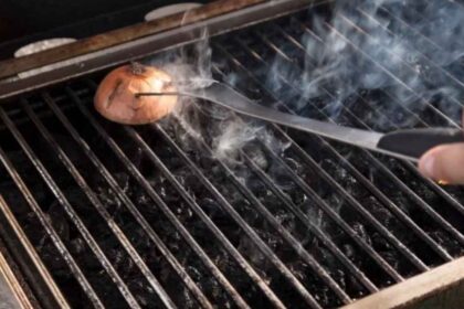 Chef Heinz Wuth aclara mito sobre uso de cebolla para limpiar la parrilla