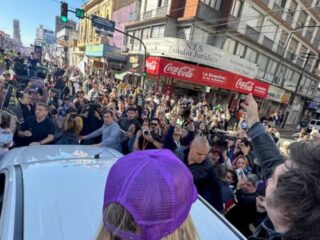 Caravana de Javier Milei es atacada en Lomas de Zamora: Presidencia confirma que no hubo heridos