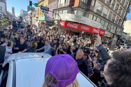 Caravana de Javier Milei es atacada en Lomas de Zamora: Presidencia confirma que no hubo heridos