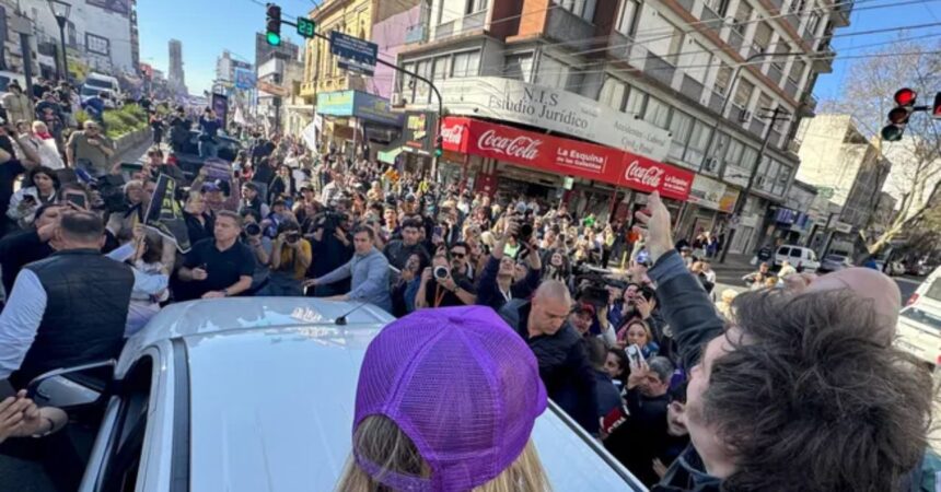 Caravana de Javier Milei es atacada en Lomas de Zamora: Presidencia confirma que no hubo heridos