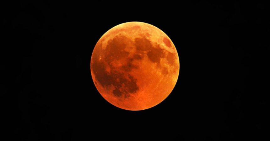 Eclipse lunar total de septiembre: por qué no será visible en Chile