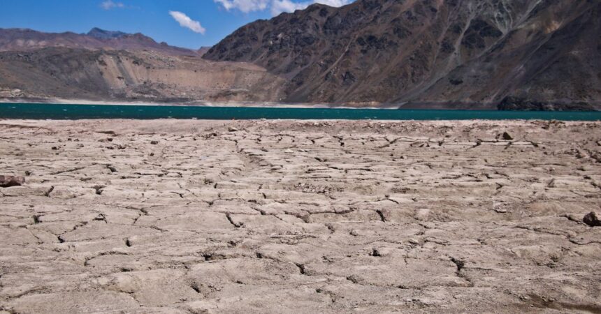 Crisis hídrica en Chile: Greenpeace alerta sobre retroceso de glaciares y menor disponibilidad de agua