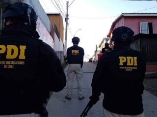 PDI realiza masivo operativo en seis comunas de la RM: 30 domicilios allanados por tráfico de drogas y armas
