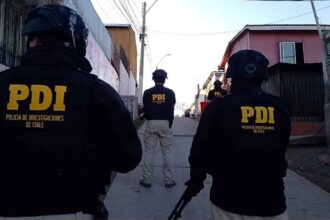 PDI realiza masivo operativo en seis comunas de la RM: 30 domicilios allanados por tráfico de drogas y armas