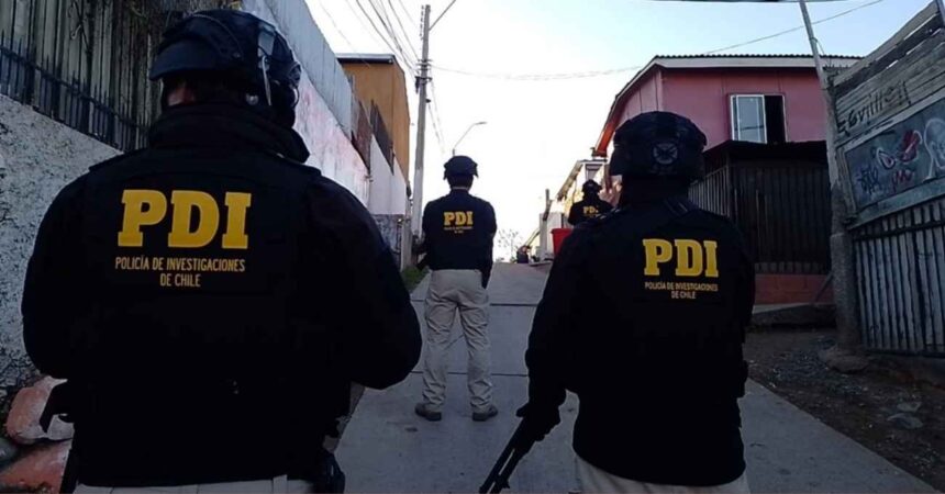 PDI realiza masivo operativo en seis comunas de la RM: 30 domicilios allanados por tráfico de drogas y armas