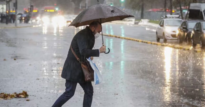 Septiembre llega con lluvias: revisa las regiones con pronóstico de precipitaciones este lunes 1