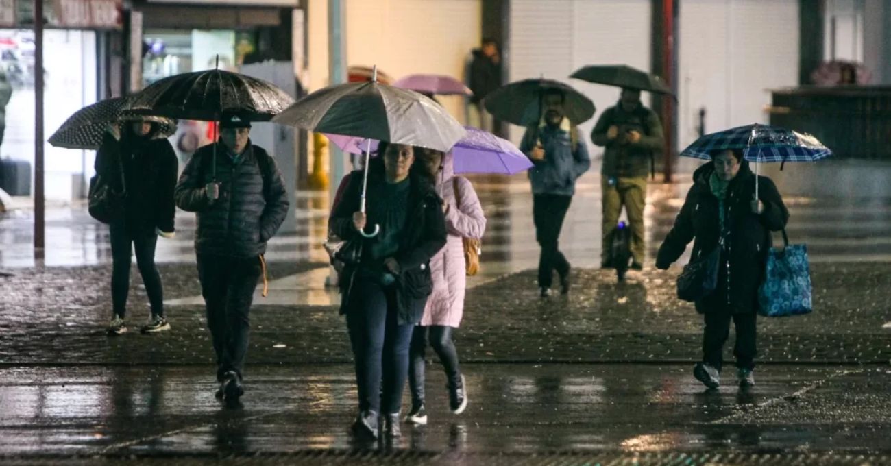 ¿Vuelve la lluvia a Santiago? Revisa el pronóstico actualizado de esta semana