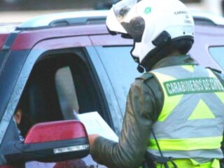 Revisa tu patente: autos que no pueden circular este martes en 34 comunas