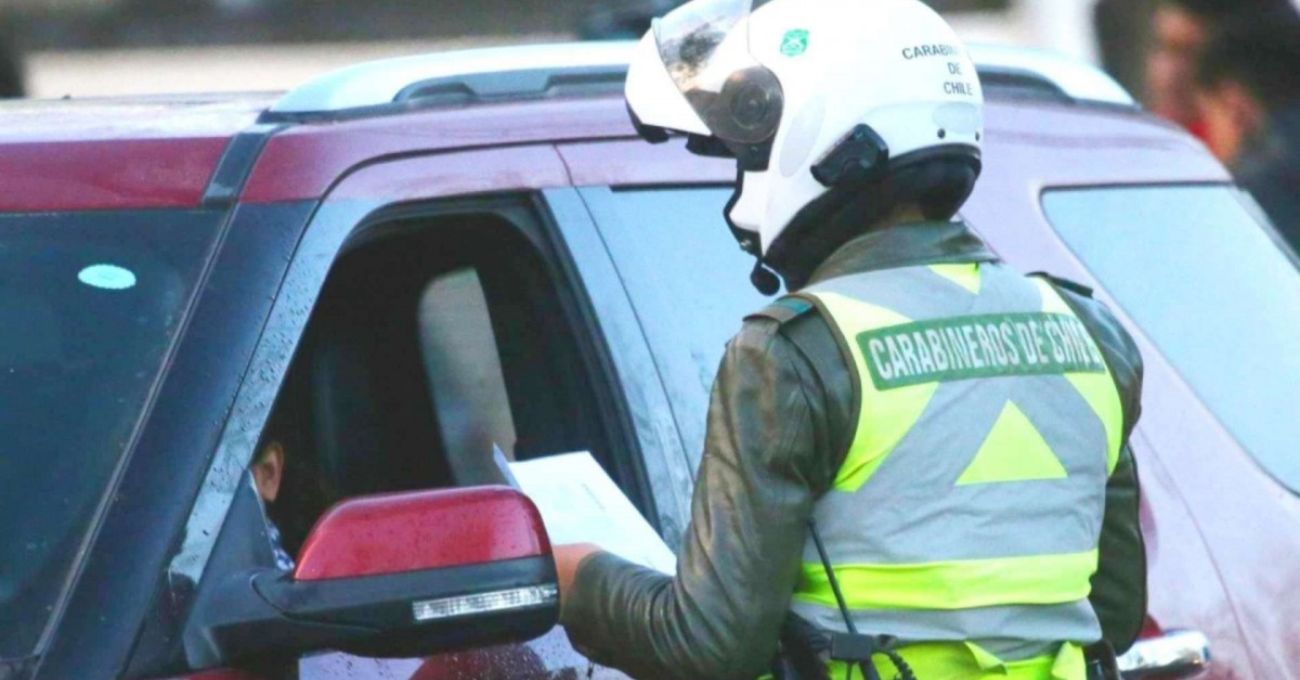 Revisa tu patente: autos que no pueden circular este martes en 34 comunas