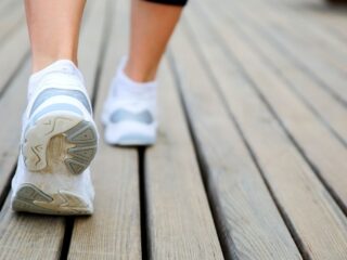 Caminar 7.000 pasos al día: el nuevo estándar vital para tu salud