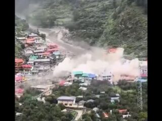 Inundación arrasa con aldea en India y deja posible saldo de atrapados