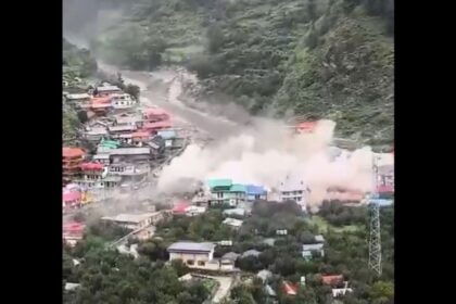 Inundación arrasa con aldea en India y deja posible saldo de atrapados