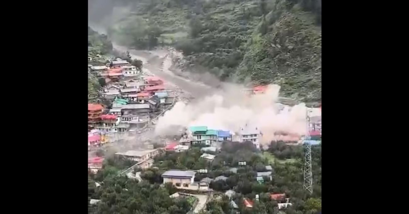 Inundación arrasa con aldea en India y deja posible saldo de atrapados