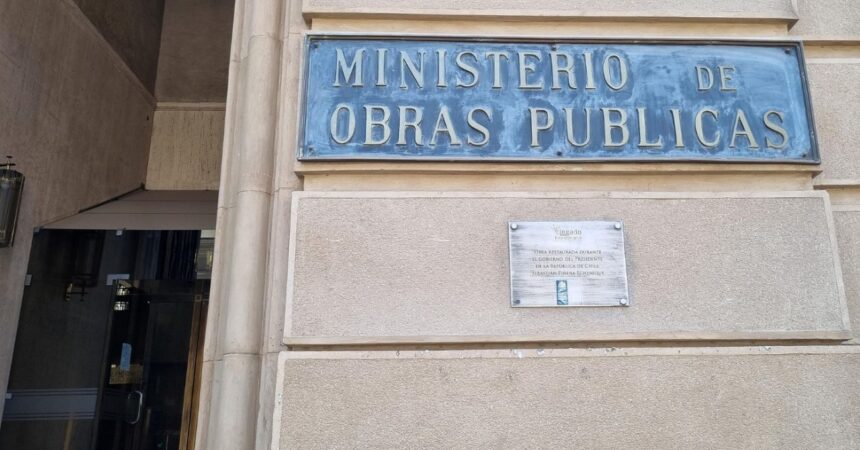 Trabaja en el MOP: ofertas laborales con sueldos de hasta $3,1 millones