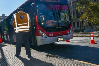 Evasión en buses de Santiago baja a 36,5%: su menor nivel en tres años