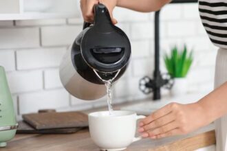 ¿Es malo hervir el agua más de una vez en el hervidor? Mitos y verdades