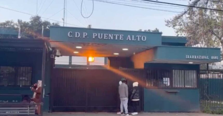 Cinco reos intentaron fugarse desde la cárcel de Puente Alto: Gendarmería frustró el escape