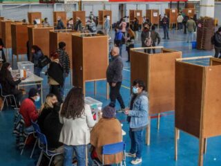 Gobierno insiste en multa por no votar y propone cambios al sufragio de extranjeros