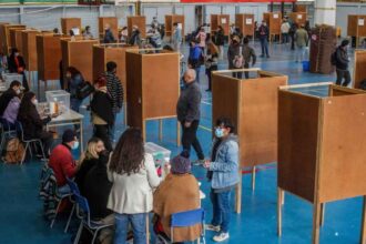 Gobierno insiste en multa por no votar y propone cambios al sufragio de extranjeros
