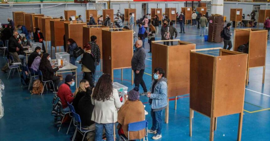 Gobierno insiste en multa por no votar y propone cambios al sufragio de extranjeros