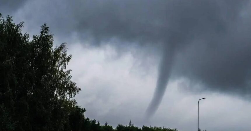 Avisos meteorológicos por viento y posibles tornados en distintas regiones