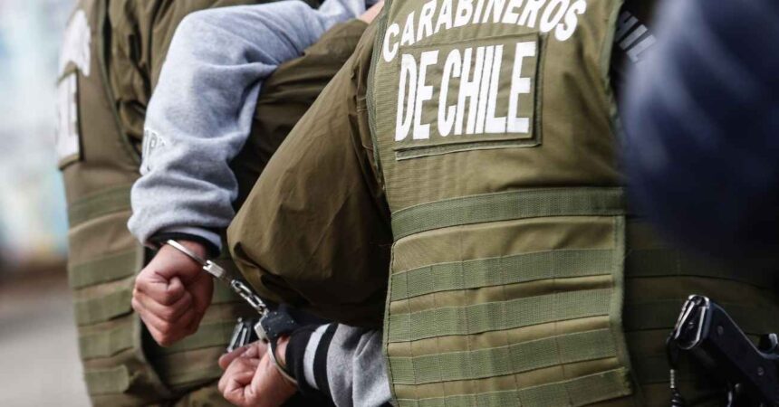 Conductor detenido tras atropellar a carabinero y chocar en persecución en Puerto Varas