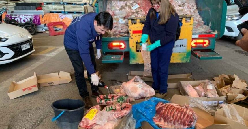 Clausuran frigorífico clandestino en Recoleta con 15 toneladas de carne vencida