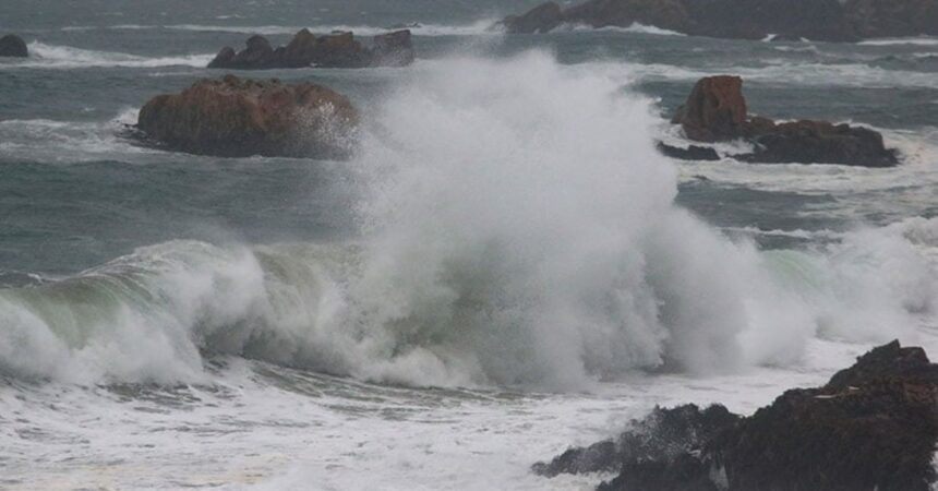 Armada emite aviso de marejadas: se extenderán desde Aysén hasta Arica