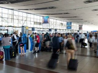 Gobierno evalúa subir tasas de embarque en vuelos internacionales largos