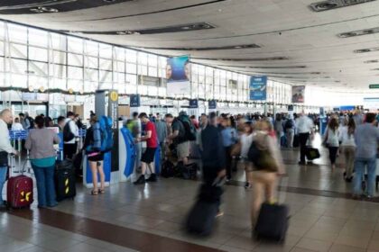 Gobierno evalúa subir tasas de embarque en vuelos internacionales largos