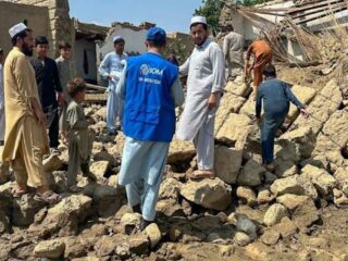 Terremoto en Afganistán deja más de 800 muertos y 2.700 heridos: balance preliminar